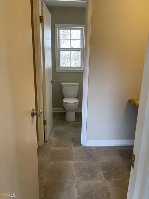 392 E Broad St, Winder, GA 30680 photo 6