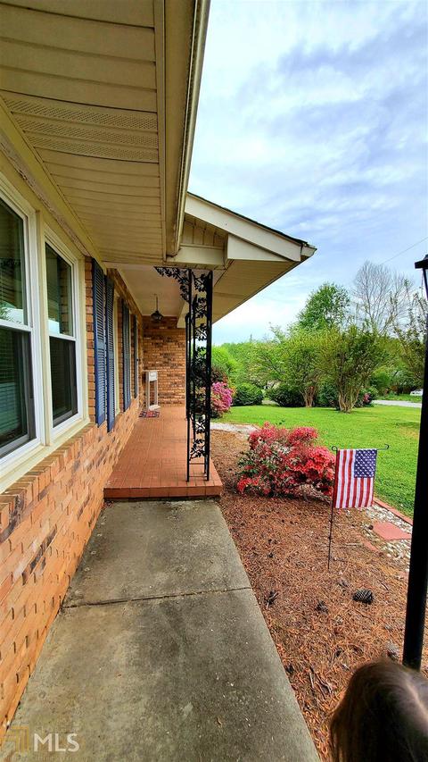 110 Crestlawn Dr, Toccoa, GA 30577 photo 3