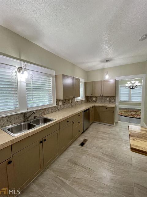 43 E New St, Winder, GA 30680 photo 13