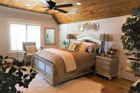 Bedroom - 223 S Brow Dr, Cloudland, GA 30731 photo 6 of 11