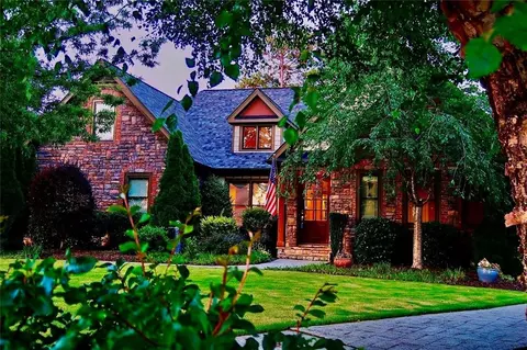 6303 Woodlake Dr, Buford, GA 30518