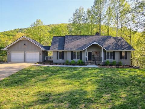 212 Orchard Ct, Clarkesville, GA 30523