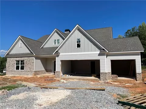 191 Parkers Pl, Hoschton, GA 30548