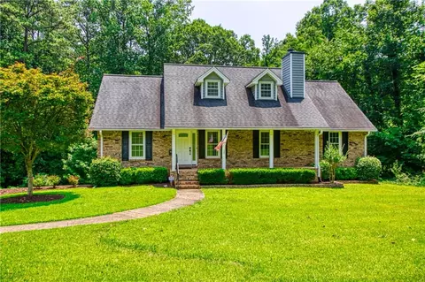 9070 Par Dr, Douglasville, GA 30134