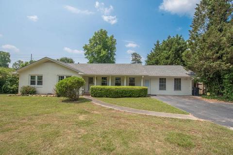 110 W Lake Dr, Carrollton, GA 30117