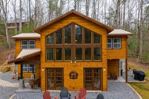 8 Zion Ct, Ellijay, GA 30540