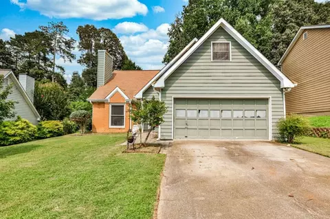 725 Hunters Creek Ln, Lawrenceville, GA 30043