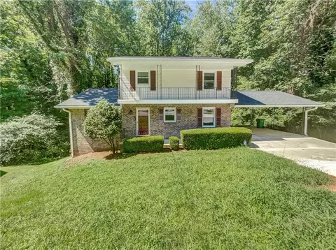 489 Maplecliff Dr, Stone Mountain, GA 30088