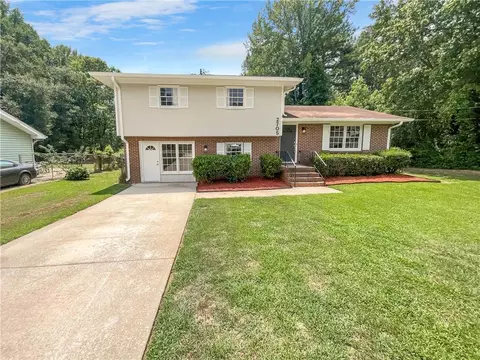 2705 Heritage Ln, Morrow, GA 30260