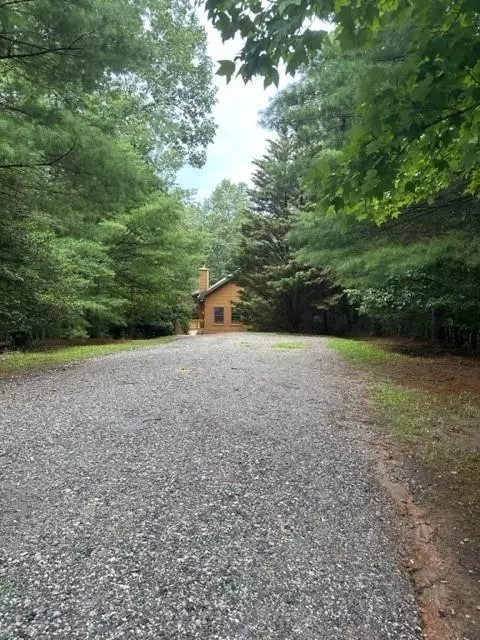 608 Running Deer Rd, Cleveland, GA 30528