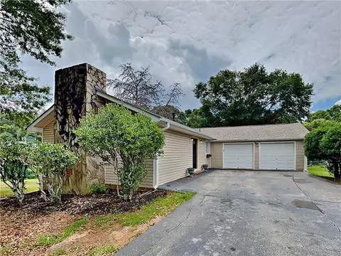 102 Gwenellen Dr, Locust Grove, GA 30248