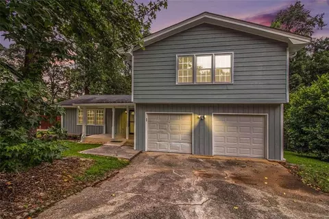 642 Rockborough Dr, Stone Mountain, GA 30083