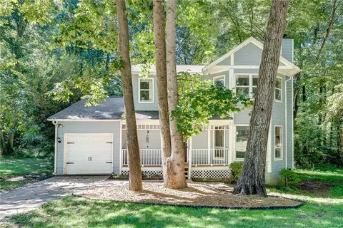 811 Greenhedge Dr, Stone Mountain, GA 30088