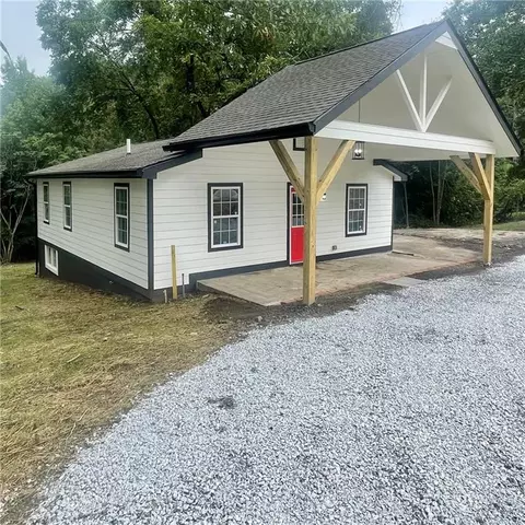 250 W Grove St, Toccoa, GA 30577