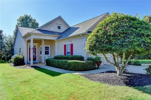 6413 Rockpoint Ln, Hoschton, GA 30548
