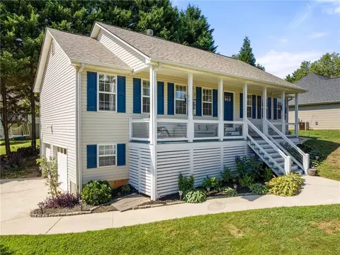 136 Mountain Overlook Dr, Cleveland, GA 30528