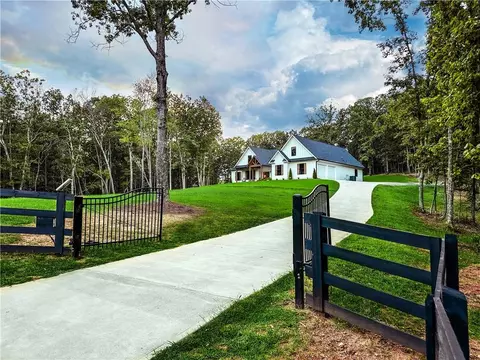 60 Pearl Ln, Cartersville, GA 30120