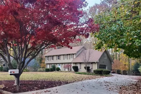 310 Hollyridge Dr, Roswell, GA 30076