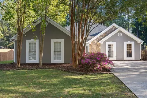 2040 N Creek Cir, Alpharetta, GA 30009
