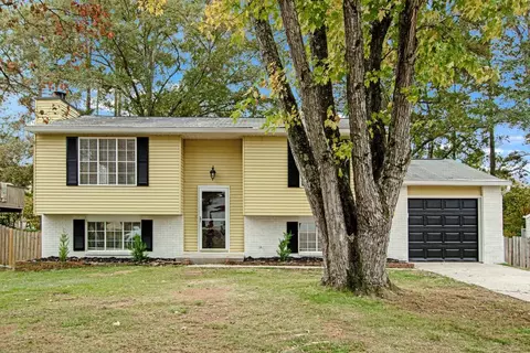 1095 Worthington Hills Dr, Roswell, GA 30076
