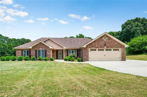 466 E Jefferson St, Hoschton, GA 30548