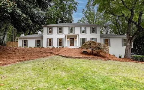 1325 Oakhaven Dr, Roswell, GA 30075