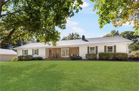 125 W Triple Tree Dr, Carrollton, GA 30117
