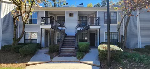 527 Windchase Ln, Stone Mountain, GA 30083