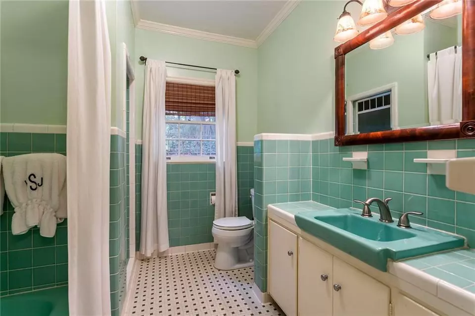 Bath - 3641 Northside Dr NW, Atlanta, GA 30305 photo 2 of 8