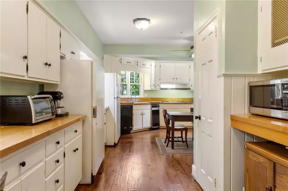 Kitchen - 3641 Northside Dr NW, Atlanta, GA 30305 photo 2 of 5