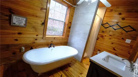 Bath - 2976 Old Highway 2, Cisco, GA 30708 photo 3 of 7