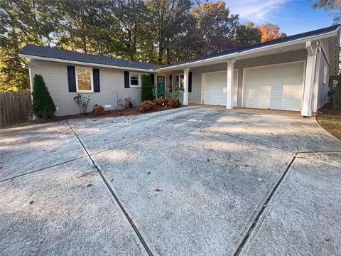 2111 Chestnut Hill Cir, Decatur, GA 30032