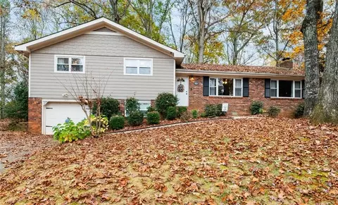5624 Crestview Dr, Acworth, GA 30102