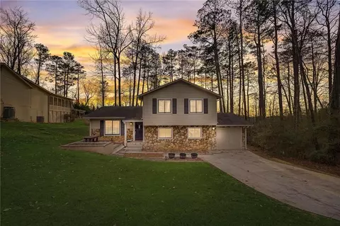 1525 Rambling Woods Dr, Lawrenceville, GA 30043