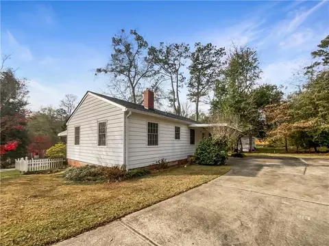 15 Meridian Dr, Newnan, GA 30263