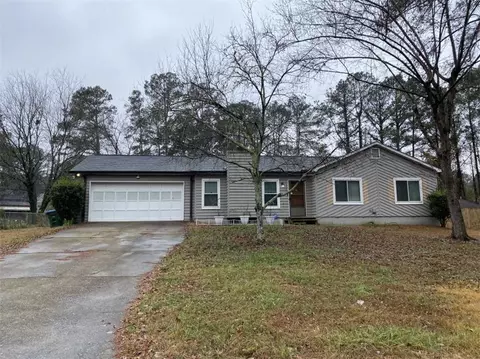 2847 Cherokee Cv, Stone Mountain, GA 30087