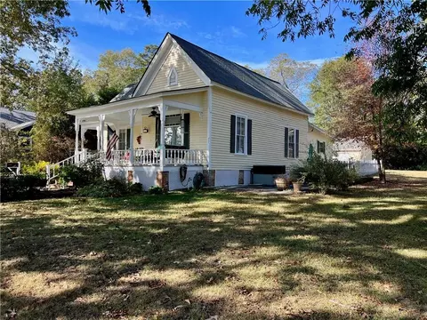 482 Athens St, Hartwell, GA 30643