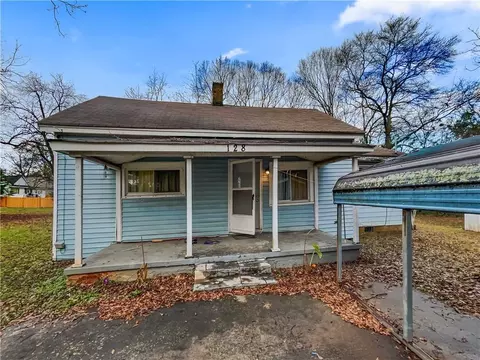 128 Oak Dr, Social Circle, GA 30025
