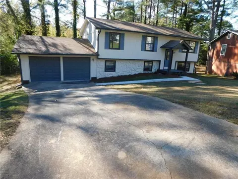1805 Big Valley Ln, Stone Mountain, GA 30083