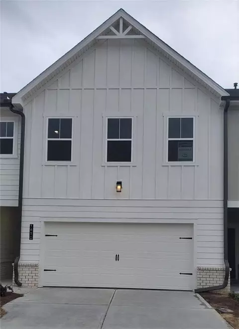 1020 Point Place Dr, Loganville, GA 30052
