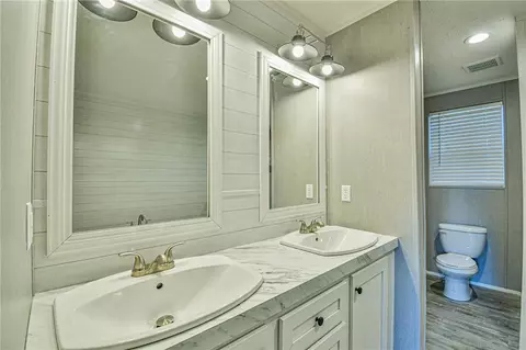 Bath - 579 Highway 63 Cir, Commerce, GA 30529 photo 3 of 5