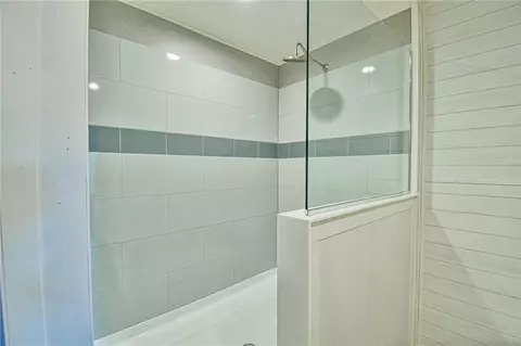 Bath - 579 Highway 63 Cir, Commerce, GA 30529 photo 4 of 5