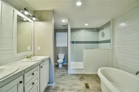 Bath - 579 Highway 63 Cir, Commerce, GA 30529 photo 1 of 5