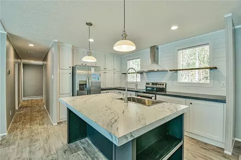 Kitchen - 579 Highway 63 Cir, Commerce, GA 30529 photo 2 of 5