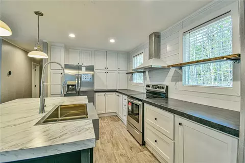 Kitchen - 579 Highway 63 Cir, Commerce, GA 30529 photo 4 of 5