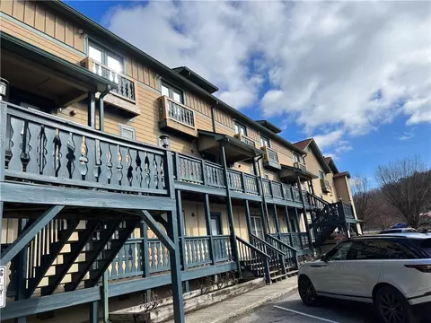 26 Midway St #204, Helen, GA 30545