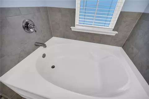 Bath - 4402 Newfangle Rd, Stone Mountain, GA 30083 photo 7 of 10