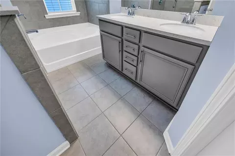 Bath - 4402 Newfangle Rd, Stone Mountain, GA 30083 photo 8 of 10