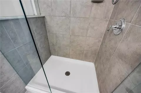 Bath - 4402 Newfangle Rd, Stone Mountain, GA 30083 photo 6 of 10