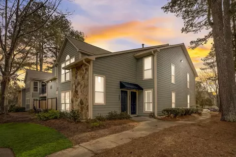 1200 Canyon Point Cir, Roswell, GA 30076